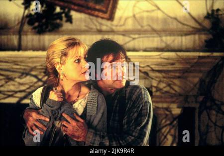 Bonnie Hunt & Robin Williams Film Jumanji (USA 1995) Charaktere: Sarah Whittle & Alan Parrish Regie: Joe Johnston 15. Dezember 1995 **WARNUNG** dieses Foto ist nur für redaktionelle Zwecke bestimmt und unterliegt dem Copyright von TRISTAR PICTURES und/oder dem Fotografen, der von der Film or Production Company zugewiesen wurde. Es ist eine obligatorische Gutschrift für TRISTAR PICTURES erforderlich. Der Fotograf sollte ebenfalls angerechnet werden, wenn er bekannt ist. Ohne schriftliche Genehmigung der Film Company kann keine kommerzielle Nutzung gewährt werden. Stockfoto
