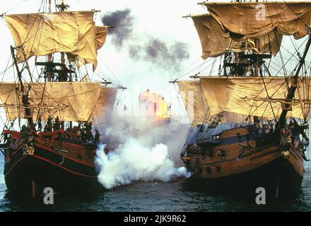 Piratenschiff Battle Scene Film: Cutthroat Island (1995) Regie: Renny Harlin 22 December 1995 **WARNUNG** Dieses Foto ist nur für redaktionelle Zwecke bestimmt und unterliegt dem Copyright von MGM und/oder dem Fotografen, der von der Film- oder Produktionsfirma beauftragt wurde, und kann nur von Publikationen im Zusammenhang mit der Bewerbung des oben genannten Films reproduziert werden. Eine obligatorische Gutschrift an MGM ist erforderlich. Der Fotograf sollte auch bei Bekanntwerden des Fotos gutgeschrieben werden. Ohne schriftliche Genehmigung der Film Company kann keine kommerzielle Nutzung gewährt werden. Stockfoto