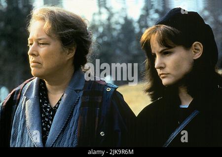 Kathy Bates & Jennifer Jason Leigh Film: Dolores Claiborne (USA 1995) Charaktere: Dolores Claiborne & Selena St. George / Literaturverfilmung (nach dem Buch von Stephen King) Regie: Taylor Hackford 24 March 1995 **WARNUNG** Dieses Foto ist nur für den redaktionellen Gebrauch bestimmt und unterliegt dem Copyright von CASTLE ROCK ENTERTAINMENT und/oder des Fotografen, der von der Film oder Production Company beauftragt wurde und kann nur durch Publikationen im Zusammenhang mit der Bewerbung des oben genannten Films reproduziert werden. Eine obligatorische Gutschrift für CASTLE ROCK UNTERHALTUNG ist erforderlich. Der Fotograf sollte auch bei Bekanntwerden des Fotos gutgeschrieben werden Stockfoto