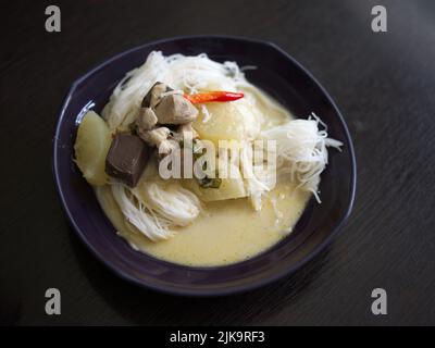 Thailändisches Vermicelli gegessen mit grünem, mit Huhn (Kang Keaw Wan Gai) Stockfoto