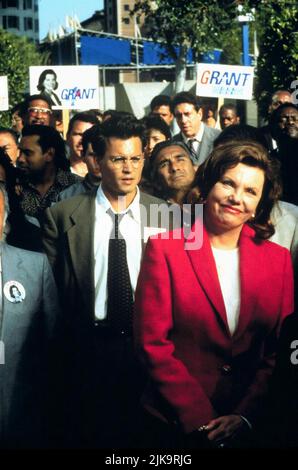 Johnny Depp & Marsha Mason Film: Nick Of Time (1995) Charaktere: Gene Watson & Gov. Eleanor Grant Director: John Badham 22 November 1995 **WARNUNG** Dieses Foto ist nur für den redaktionellen Gebrauch bestimmt und unterliegt dem Copyright von PARAMOUNT und/oder des Fotografen, der von der Film- oder Produktionsfirma beauftragt wurde, und kann nur durch Publikationen im Zusammenhang mit der Bewerbung des oben genannten Films reproduziert werden. Eine obligatorische Gutschrift an PARAMOUNT ist erforderlich. Der Fotograf sollte auch bei Bekanntwerden des Fotos gutgeschrieben werden. Ohne schriftliche Genehmigung der Film Company kann keine kommerzielle Nutzung gewährt werden. Stockfoto