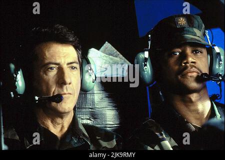 Dustin Hoffman & Cuba Gooding Jr. Film: Outbreak (USA 1995) Charaktere: Col. Sam Daniels & Regisseur: Wolfgang Petersen 06 March 1995 **WARNUNG** Dieses Foto ist nur für redaktionelle Zwecke bestimmt und unterliegt dem Copyright von WARNER BROS. Und/oder des Fotografen, der von der Film- oder Produktionsfirma beauftragt wurde und nur durch Publikationen im Zusammenhang mit der Bewerbung des oben genannten Films reproduziert werden kann. Eine obligatorische Gutschrift an WARNER BROS. Ist erforderlich. Der Fotograf sollte auch bei Bekanntwerden des Fotos gutgeschrieben werden. Ohne schriftliche Genehmigung der Film Company kann keine kommerzielle Nutzung gewährt werden. Stockfoto