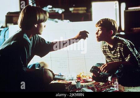 Brad Renfro & Joseph Mazzello Film: The Cure (1995) Charaktere: Erik & Dexter Regie: Peter Horton 21 April 1995 **WARNUNG** Dieses Foto ist nur für redaktionelle Zwecke bestimmt und unterliegt dem Copyright von UNIVERSAL und/oder dem Fotografen, der von der Film- oder Produktionsfirma beauftragt wurde und darf nur von Publikationen im Zusammenhang mit der Bewerbung des oben genannten Films reproduziert werden. Eine obligatorische Gutschrift an UNIVERSAL ist erforderlich. Der Fotograf sollte auch bei Bekanntwerden des Fotos gutgeschrieben werden. Ohne schriftliche Genehmigung der Film Company kann keine kommerzielle Nutzung gewährt werden. Stockfoto