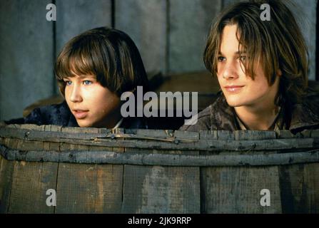 Jonathan Taylor Thomas & Brad Renfro Film: Die Abenteuer Von Tom Und Huck (1995) Charaktere: Tom Sawyer & Huck Finn Regie: Peter Hewitt 22 December 1995 **WARNUNG** Dieses Foto ist nur für redaktionelle Zwecke bestimmt und unterliegt dem Copyright von DISNEY und/oder dem von der Film- oder Produktionsfirma beauftragten Fotografen und kann nur von Publikationen im Zusammenhang mit der Bewerbung des oben genannten Films reproduziert werden. Eine obligatorische Gutschrift an DISNEY ist erforderlich. Der Fotograf sollte auch bei Bekanntwerden des Fotos gutgeschrieben werden. Ohne schriftliche Genehmigung der Film Company kann keine kommerzielle Nutzung gewährt werden. Stockfoto