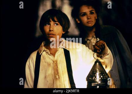 Jonathan Taylor Thomas & Cook Film: Die Abenteuer Von Tom Und Huck (1995) Charaktere: Tom Sawyer & Regie: Peter Hewitt 22 December 1995 **WARNUNG** Dieses Foto ist nur für redaktionelle Zwecke bestimmt und unterliegt dem Copyright von DISNEY und/oder dem von der Film- oder Produktionsfirma beauftragten Fotografen und kann nur von Publikationen im Zusammenhang mit der Bewerbung des oben genannten Films reproduziert werden. Eine obligatorische Gutschrift an DISNEY ist erforderlich. Der Fotograf sollte auch bei Bekanntwerden des Fotos gutgeschrieben werden. Ohne schriftliche Genehmigung der Film Company kann keine kommerzielle Nutzung gewährt werden. Stockfoto