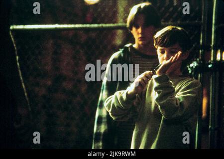 Brad Renfro & Joseph Mazzello Film: The Cure (1995) Charaktere: Erik & Dexter Regie: Peter Horton 21 April 1995 **WARNUNG** Dieses Foto ist nur für redaktionelle Zwecke bestimmt und unterliegt dem Copyright von UNIVERSAL und/oder dem Fotografen, der von der Film- oder Produktionsfirma beauftragt wurde und darf nur von Publikationen im Zusammenhang mit der Bewerbung des oben genannten Films reproduziert werden. Eine obligatorische Gutschrift an UNIVERSAL ist erforderlich. Der Fotograf sollte auch bei Bekanntwerden des Fotos gutgeschrieben werden. Ohne schriftliche Genehmigung der Film Company kann keine kommerzielle Nutzung gewährt werden. Stockfoto