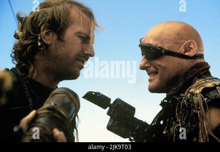 Kevin Costner & Dennis Hopper Film: Waterworld (1995) Charaktere: Mariner & Deacon Regie: Kevin Reynolds 28 July 1995 **WARNUNG** Dieses Foto ist nur für den redaktionellen Gebrauch bestimmt und unterliegt dem Copyright von UNIVERSAL und/oder des Fotografen, der von der Film- oder Produktionsfirma beauftragt wurde und darf nur von Publikationen im Zusammenhang mit der Bewerbung des oben genannten Films reproduziert werden. Eine obligatorische Gutschrift an UNIVERSAL ist erforderlich. Der Fotograf sollte auch bei Bekanntwerden des Fotos gutgeschrieben werden. Ohne schriftliche Genehmigung der Film Company kann keine kommerzielle Nutzung gewährt werden. Stockfoto