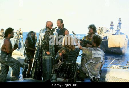 Dennis Hopper & Kevin Costner Film Waterworld (1995) Charaktere: Deacon & Mariner Regie: Kevin Reynolds 28. Juli 1995 **WARNUNG** dieses Foto ist nur für redaktionelle Zwecke bestimmt und unterliegt dem Urheberrecht von UNIVERSAL und/oder dem Fotografen, der von der Film or Production Company zugewiesen wurde. Es kann nur durch Veröffentlichungen in Verbindung mit der Werbung für den oben genannten Film reproduziert werden. Eine obligatorische Gutschrift für UNIVERSAL ist erforderlich. Der Fotograf sollte ebenfalls angerechnet werden, wenn er bekannt ist. Ohne schriftliche Genehmigung der Film Company kann keine kommerzielle Nutzung gewährt werden. Stockfoto