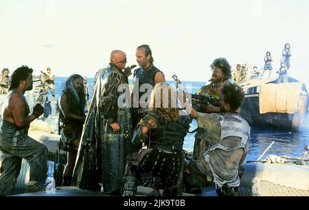 Dennis Hopper & Kevin Costner Film: Waterworld (1995) Charaktere: Diakon & Mariner Regie: Kevin Reynolds 28 July 1995 **WARNUNG** Dieses Foto ist nur für den redaktionellen Gebrauch bestimmt und unterliegt dem Copyright von UNIVERSAL und/oder des Fotografen, der von der Film- oder Produktionsfirma beauftragt wurde und darf nur von Publikationen im Zusammenhang mit der Bewerbung des oben genannten Films reproduziert werden. Eine obligatorische Gutschrift an UNIVERSAL ist erforderlich. Der Fotograf sollte auch bei Bekanntwerden des Fotos gutgeschrieben werden. Ohne schriftliche Genehmigung der Film Company kann keine kommerzielle Nutzung gewährt werden. Stockfoto