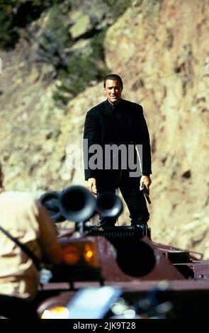 Steven Seagal Film: Under Siege 2: Dark Territory (USA 1995) Charaktere: Casey Ryback Regie: Geoff Murphy 14 July 1995 **WARNUNG** Dieses Foto ist nur für redaktionelle Zwecke bestimmt und unterliegt dem Copyright von WARNER BROS. Und/oder des Fotografen, der von der Film- oder Produktionsfirma beauftragt wurde und nur durch Publikationen im Zusammenhang mit der Bewerbung des oben genannten Films reproduziert werden kann. Eine obligatorische Gutschrift an WARNER BROS. Ist erforderlich. Der Fotograf sollte auch bei Bekanntwerden des Fotos gutgeschrieben werden. Ohne schriftliche Genehmigung der Film Company kann keine kommerzielle Nutzung gewährt werden. Stockfoto