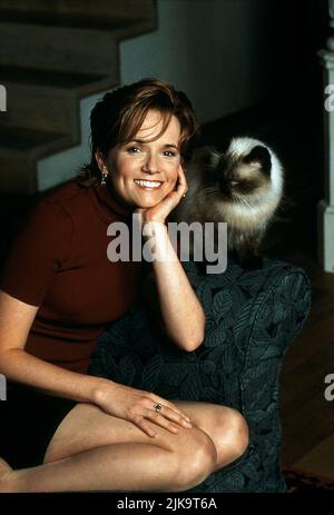 Lea Thompson & Cat Film: Caroline In The City (1996) Regie: Fred Barron 21. September 1995 **WARNUNG** Dieses Foto ist nur für redaktionelle Zwecke bestimmt und unterliegt dem Copyright von NBC und/oder dem Fotografen, der von der Film- oder Produktionsfirma beauftragt wurde, und kann nur von Publikationen im Zusammenhang mit der Bewerbung des oben genannten Films reproduziert werden. Eine obligatorische Gutschrift an NBC ist erforderlich. Der Fotograf sollte auch bei Bekanntwerden des Fotos gutgeschrieben werden. Ohne schriftliche Genehmigung der Film Company kann keine kommerzielle Nutzung gewährt werden. Stockfoto