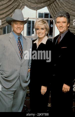 Larry Hagman, Linda Gray & Patrick Duffy Fernsehen: Dallas: J.R. Gibt (TV-Film) Charaktere zurück: J.R. Ewing, Due Ellen Shepard Ewing Lockwood, Bobby Ewing USA 1996, Regie: Leonard Katzman 15. November 1996 **WARNUNG** Dieses Foto ist nur für den redaktionellen Gebrauch bestimmt und unterliegt dem Copyright von WARNER BROS. DAS FERNSEHEN und/oder der Fotograf, der vom Film- oder Produktionsunternehmen beauftragt wurde und nur durch Publikationen im Zusammenhang mit der Bewerbung des oben genannten Films reproduziert werden kann. Eine obligatorische Gutschrift an WARNER BROS. FERNSEHER ist erforderlich. Der Fotograf sollte auch bei Bekanntwerden des Fotos gutgeschrieben werden. Keine Werbung Stockfoto