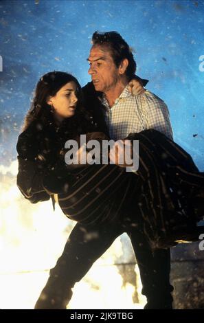 Gaby Hoffmann & Tommy Lee Jones Film: Volcano (USA 1997) Charaktere: Kelly Roark, Mike Roark Regie: Mick Jackson 25. April 1997 **WARNUNG** Dieses Foto ist nur für redaktionelle Verwendung bestimmt und unterliegt dem Copyright von 20. CENTURY FOX und/oder des Fotografen, der von der Film- oder Produktionsfirma beauftragt wurde, und kann nur von Publikationen im Zusammenhang mit der Bewerbung des oben genannten Films reproduziert werden. Eine obligatorische Gutschrift an 20. CENTURY FOX ist erforderlich. Der Fotograf sollte auch bei Bekanntwerden des Fotos gutgeschrieben werden. Ohne schriftliche Genehmigung der Film Company kann keine kommerzielle Nutzung gewährt werden. Stockfoto