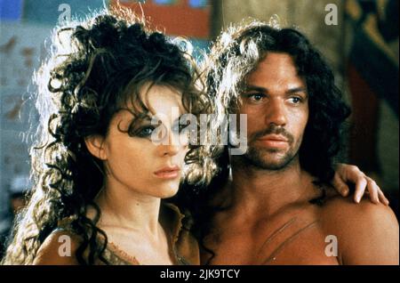 Elizabeth Hurley & Eric Thal Film: Samson and Delilah (TV-Film) Charaktere: Delilah, Samson USA/IT/De 1996, Regie: Nicolas Roeg 08 December 1996 **WARNUNG** Dieses Foto ist nur für redaktionelle Zwecke bestimmt und unterliegt dem Copyright von BETA FILMTURNER BILDERN und/oder dem Fotografen, der von der Film- oder Produktionsfirma beauftragt wurde und darf nur durch Publikationen im Zusammenhang mit der Bewerbung des oben genannten Films reproduziert werden. Eine obligatorische Gutschrift für DIE BETAVERSION von FILMTURNER-BILDERN ist erforderlich. Der Fotograf sollte auch bei Bekanntwerden des Fotos gutgeschrieben werden. Eine kommerzielle Nutzung kann ohne schriftliche Genehmigung des nicht gewährt werden Stockfoto