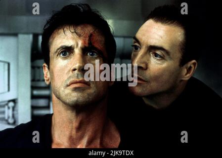 Sylvester Stallone & Armand Assante Film: Judge Dredd (1995) Charaktere: Judge Dredd & Rico Regie: Danny Cannon 30 June 1995 **WARNUNG** Dieses Foto ist nur für den redaktionellen Gebrauch bestimmt und unterliegt dem Copyright von BUENA VISTA und/oder dem Fotografen, der von der Film- oder Produktionsfirma beauftragt wurde, und kann nur von Publikationen im Zusammenhang mit der Bewerbung des oben genannten Films reproduziert werden. Eine obligatorische Gutschrift an BUENA VISTA ist erforderlich. Der Fotograf sollte auch bei Bekanntwerden des Fotos gutgeschrieben werden. Ohne schriftliche Genehmigung der Film Company kann keine kommerzielle Nutzung gewährt werden. Stockfoto