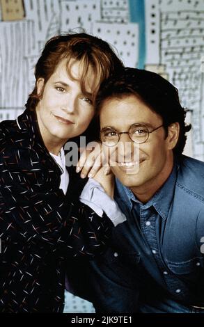 Lea Thompson & Eric Lutes Film: Caroline In The City (1995) Regie: Fred Barron 21. September 1995 **WARNUNG** Dieses Foto ist nur für redaktionelle Zwecke bestimmt und unterliegt dem Copyright von NBC und/oder dem Fotografen, der von der Film- oder Produktionsfirma beauftragt wurde, und kann nur von Publikationen im Zusammenhang mit der Bewerbung des oben genannten Films reproduziert werden. Eine obligatorische Gutschrift an NBC ist erforderlich. Der Fotograf sollte auch bei Bekanntwerden des Fotos gutgeschrieben werden. Ohne schriftliche Genehmigung der Film Company kann keine kommerzielle Nutzung gewährt werden. Stockfoto