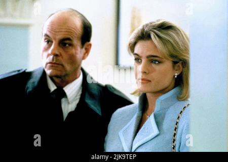 Michael Ironside & Erika Eleniak Film: Captive (CAN 1998) Charaktere: Detective Briscoe,Samantha Hoffman Regie: Roger Cardinal 02 January 1998 **WARNUNG** Dieses Foto ist nur für den redaktionellen Gebrauch bestimmt und unterliegt dem Copyright von FILMPARTNERN und/oder dem von der Film- oder Produktionsfirma beauftragten Fotografen.Es kann nur von Publikationen im Zusammenhang mit der Bewerbung des oben genannten Films reproduziert werden. Eine obligatorische Gutschrift für DIE PARTNERANZEIGE ist erforderlich. Der Fotograf sollte auch bei Bekanntwerden des Fotos gutgeschrieben werden. Ohne schriftliche Genehmigung der Film Company kann keine kommerzielle Nutzung gewährt werden. Stockfoto