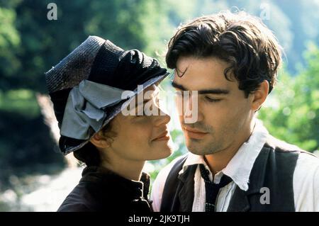 Embeth Davidtz & Ben Chaplin Film: Fest Des Juli (1995) Charaktere: Bella Ford & Con Wainwright Regie: Christopher Menaul 25 January 1995 **WARNUNG** Dieses Foto ist nur für redaktionelle Zwecke bestimmt und unterliegt dem Copyright von MERCHANT-IVORY und/oder des Fotografen, der von der Film- oder Produktionsfirma beauftragt wurde und darf nur durch Publikationen im Zusammenhang mit der Bewerbung des oben genannten Films reproduziert werden. Eine obligatorische Gutschrift an MERCHANT-IVORY ist erforderlich. Der Fotograf sollte auch bei Bekanntwerden des Fotos gutgeschrieben werden. Ohne schriftliche Genehmigung der Film Company kann keine kommerzielle Nutzung gewährt werden. Stockfoto