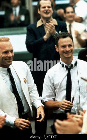 Ed Harris & Gary Sinise Film: Apollo 13 (USA 1995) Charaktere: Gene Kranz, Regie: Ron Howard 22 June 1995 **WARNUNG** Dieses Foto ist nur für redaktionelle Verwendung bestimmt und unterliegt dem Copyright von UNIVERSAL und/oder dem Fotografen, der von der Film- oder Produktionsfirma beauftragt wurde und darf nur von Publikationen im Zusammenhang mit der Bewerbung des oben genannten Films reproduziert werden. Eine obligatorische Gutschrift an UNIVERSAL ist erforderlich. Der Fotograf sollte auch bei Bekanntwerden des Fotos gutgeschrieben werden. Ohne schriftliche Genehmigung der Film Company kann keine kommerzielle Nutzung gewährt werden. Stockfoto