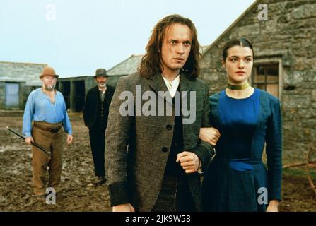 Vincent Perez & Rachel Weisz Film: Swept From The Sea (1997) Charaktere: Yanko Gooral & Amy Foster Regie: Beeban Kidron 09. September 1997 **WARNUNG** Dieses Foto ist nur für redaktionelle Zwecke bestimmt und unterliegt dem Copyright von TRISTAR-BILDERN und/oder dem Fotografen, der von der Film- oder Produktionsfirma beauftragt wurde, und kann nur von Publikationen im Zusammenhang mit der Bewerbung des oben genannten Films reproduziert werden. Eine obligatorische Gutschrift für TRISTAR-BILDER ist erforderlich. Der Fotograf sollte auch bei Bekanntwerden des Fotos gutgeschrieben werden. Ohne schriftliche Genehmigung der Film Company kann keine kommerzielle Nutzung gewährt werden. Stockfoto