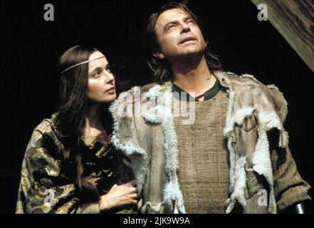 Isabella Rossellini & Sam Neill Fernsehen: Merlin (TV-Zweiseiler) Charaktere: Nimue & Merlin USA/UK 1998, / Mini Series Director: Steve Barron 26 April 1998 **WARNUNG** Dieses Foto ist nur für redaktionelle Zwecke bestimmt und unterliegt dem Copyright der NBC STUDIOS und/oder des Fotografen, der von der Film- oder Produktionsfirma beauftragt wurde und darf nur von Publikationen im Zusammenhang mit der Bewerbung des oben genannten Films reproduziert werden. Eine obligatorische Gutschrift an die NBC STUDIOS ist erforderlich. Der Fotograf sollte auch bei Bekanntwerden des Fotos gutgeschrieben werden. Ohne schriftliche Genehmigung der Film Company kann keine kommerzielle Nutzung gewährt werden. Stockfoto