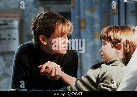 Julia Roberts & Liam Aiken Film Stepmom (1997) Charaktere: Isabel Kelly & Ben Harrison Regie: Chris Columbus 15. Dezember 1998 **WARNUNG** dieses Foto ist nur für redaktionelle Zwecke bestimmt und unterliegt dem Copyright von COLUMBIA und/oder dem Fotografen, der von der Film or Production Company zugewiesen wurde. Es kann nur durch Veröffentlichungen in Verbindung mit der Werbung für den oben genannten Film reproduziert werden. Eine obligatorische Gutschrift für COLUMBIA ist erforderlich. Der Fotograf sollte ebenfalls angerechnet werden, wenn er bekannt ist. Ohne schriftliche Genehmigung der Film Company kann keine kommerzielle Nutzung gewährt werden. Stockfoto