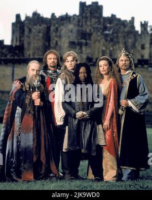 Ian Richardson, Simon Fenton, Robbert Addie, Whoopi Goldberg, Amanda Donohoe & Michael York Film: A Knight in Camelot (1998) Charaktere: Merlin,Clarence,,Dr. Vivien Morgan, Queen Guinevere Und King Arthur Director: Roger Young 08 November 1998 **WARNUNG** Dieses Foto ist nur für redaktionelle Zwecke bestimmt und unterliegt dem Copyright von DISNEY und/oder dem Fotografen, der von der Film- oder Produktionsfirma beauftragt wurde, und kann nur von Publikationen im Zusammenhang mit der Bewerbung des oben genannten Films reproduziert werden. Eine obligatorische Gutschrift an DISNEY ist erforderlich. Der Fotograf sollte auch bei Bekanntwerden des Fotos gutgeschrieben werden. Keine Werbung Stockfoto