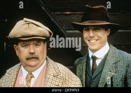 Ian Mcneice & Hugh Grant Film: Der Engländer, der einen Berg hinaufging, aber einen Berg hinunterkam (UK 1995) Charaktere: George Garrad & Reginald Anson Regie: Christopher Monger 12 May 1995 **WARNUNG** Dieses Foto ist nur für redaktionelle Zwecke bestimmt und unterliegt dem Copyright von PARALLAXENBILDERN und/oder dem Fotografen, der von der Film- oder Produktionsfirma beauftragt wurde und darf nur von Publikationen im Zusammenhang mit der Bewerbung des oben genannten Films reproduziert werden. Eine obligatorische Gutschrift für PARALLAXENBILDER ist erforderlich. Der Fotograf sollte auch bei Bekanntwerden des Fotos gutgeschrieben werden. Ohne schriftliche Genehmigung kann keine kommerzielle Nutzung gewährt werden Stockfoto