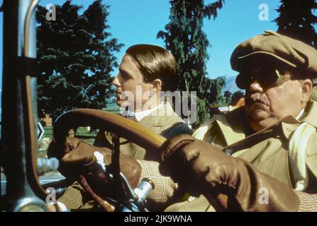 Ian Mcneice & Hugh Grant Film: Der Engländer, der einen Berg hinaufging, aber einen Berg hinunterkam (UK 1995) Charaktere: George Garrad & Reginald Anson Regie: Christopher Monger 12 May 1995 **WARNUNG** Dieses Foto ist nur für redaktionelle Zwecke bestimmt und unterliegt dem Copyright von PARALLAXENBILDERN und/oder dem Fotografen, der von der Film- oder Produktionsfirma beauftragt wurde und darf nur von Publikationen im Zusammenhang mit der Bewerbung des oben genannten Films reproduziert werden. Eine obligatorische Gutschrift für PARALLAXENBILDER ist erforderlich. Der Fotograf sollte auch bei Bekanntwerden des Fotos gutgeschrieben werden. Ohne schriftliche Genehmigung kann keine kommerzielle Nutzung gewährt werden Stockfoto