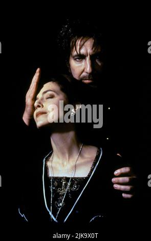 Greta Scacchi & Alan Rickman Film: Rasputin (TV-Film) Charaktere: Zarin Alexandra & Grigori Rasputin USA/Hu 1996, Regie: Uli Edel 23 March 1996 **WARNUNG** Dieses Foto ist nur für redaktionelle Zwecke bestimmt und unterliegt dem Copyright von HBO und/oder des Fotografen, der von der Film- oder Produktionsfirma beauftragt wurde, und kann nur von Publikationen im Zusammenhang mit der Bewerbung des oben genannten Films reproduziert werden. Eine obligatorische Gutschrift für HBO ist erforderlich. Der Fotograf sollte auch bei Bekanntwerden des Fotos gutgeschrieben werden. Ohne schriftliche Genehmigung der Film Company kann keine kommerzielle Nutzung gewährt werden. Stockfoto