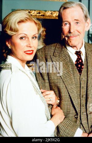 Joanna Lumley & Peter O'Toole Film: Coming Home (TV-FILM) Charaktere: Diana Carey-Lewis & Colonel Edgar Carey-Lewis UK/Ger 1997, Regie: Giles Foster 01 December 1997 **WARNUNG** Dieses Foto ist nur für redaktionelle Verwendung bestimmt und unterliegt dem Copyright von YTV und/oder dem von der Film- oder Produktionsfirma beauftragten Fotografen und kann nur von Publikationen im Zusammenhang mit der Bewerbung des oben genannten Films reproduziert werden. Eine obligatorische Gutschrift an YTV ist erforderlich. Der Fotograf sollte auch bei Bekanntwerden des Fotos gutgeschrieben werden. Ohne schriftliche Genehmigung der Film Company kann keine kommerzielle Nutzung gewährt werden. Stockfoto