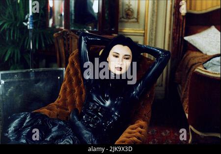 Maggie Cheung Film: Irma Vep; Vampire (1995) Charaktere: Sie Regie: Olivier Assayas 06 September 1996 **WARNUNG** Dieses Foto ist nur für redaktionelle Verwendung bestimmt und unterliegt dem Copyright von CANAL+ und/oder dem von der Film- oder Produktionsfirma beauftragten Fotografen.Es kann nur von Publikationen im Zusammenhang mit der Bewerbung des oben genannten Films reproduziert werden. Eine obligatorische Gutschrift an CANAL+ ist erforderlich. Der Fotograf sollte auch bei Bekanntwerden des Fotos gutgeschrieben werden. Ohne schriftliche Genehmigung der Film Company kann keine kommerzielle Nutzung gewährt werden. Stockfoto