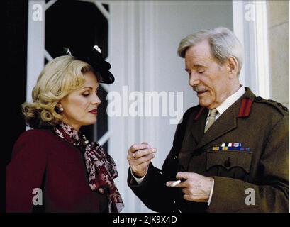 Joanna Lumley & Peter O'Toole Film: Coming Home (TV-FILM) Charaktere: Diana Carey-Lewis & Colonel Edgar Carey-Lewis UK/Ger 1997, Regie: Giles Foster 01 December 1997 **WARNUNG** Dieses Foto ist nur für redaktionelle Verwendung bestimmt und unterliegt dem Copyright von YTV und/oder dem von der Film- oder Produktionsfirma beauftragten Fotografen und kann nur von Publikationen im Zusammenhang mit der Bewerbung des oben genannten Films reproduziert werden. Eine obligatorische Gutschrift an YTV ist erforderlich. Der Fotograf sollte auch bei Bekanntwerden des Fotos gutgeschrieben werden. Ohne schriftliche Genehmigung der Film Company kann keine kommerzielle Nutzung gewährt werden. Stockfoto