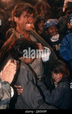 Jeremy Foley, Pierce Brosnan & Jamie Renee Smith Film: Dante'S Peak (USA 1997) Charaktere: Graham Wando, Harry Dalton, Lauren Wando Regie: Roger Donaldson 07 February 1997 **WARNUNG** Dieses Foto ist nur für den redaktionellen Gebrauch bestimmt und unterliegt dem Copyright von UNIVERSAL-BILDERN und/oder dem Fotografen, der von der Film- oder Produktionsfirma beauftragt wurde und darf nur von Publikationen im Zusammenhang mit der Bewerbung des oben genannten Films reproduziert werden. Eine obligatorische Gutschrift für UNIVERSELLE BILDER ist erforderlich. Der Fotograf sollte auch bei Bekanntwerden des Fotos gutgeschrieben werden. Ohne schriftliche Verfasserin kann keine kommerzielle Nutzung gewährt werden Stockfoto