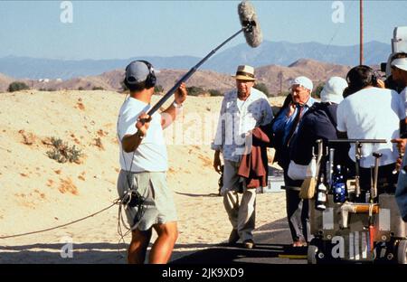 Walter Matthau & Jack Lemmon Film: The Odd Couple II (USA 1988) Regie: Howard Deutch 10 April 1998 **WARNUNG** Dieses Foto ist nur für redaktionelle Zwecke bestimmt und unterliegt dem Copyright von PARAMOUNT PICTURES und/oder des Fotografen, der von der Film- oder Produktionsfirma beauftragt wurde und darf nur von Publikationen im Zusammenhang mit der Bewerbung des oben genannten Films reproduziert werden. Eine obligatorische Gutschrift für PARAMOUNT-BILDER ist erforderlich. Der Fotograf sollte auch bei Bekanntwerden des Fotos gutgeschrieben werden. Ohne schriftliche Genehmigung der Film Company kann keine kommerzielle Nutzung gewährt werden. Stockfoto