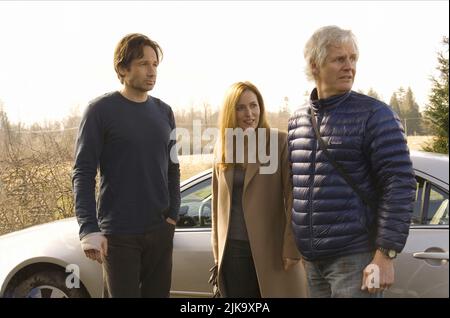 David Duchovny, Gillian Anderson & Chris Carter Film: The X Files: I Want to Believe (USA/CAN 1998) Regie: Chris Carter 19 June 1998 **WARNUNG** Dieses Foto ist nur für den redaktionellen Gebrauch bestimmt und unterliegt dem Copyright von 20. CENTURY FOX und/oder des Fotografen, der von der Film- oder Produktionsfirma beauftragt wurde.Es kann nur von Publikationen im Zusammenhang mit der Bewerbung des oben genannten Films reproduziert werden. Eine obligatorische Gutschrift an 20. CENTURY FOX ist erforderlich. Der Fotograf sollte auch bei Bekanntwerden des Fotos gutgeschrieben werden. Ohne schriftliche Genehmigung der Film Company kann keine kommerzielle Nutzung gewährt werden. Stockfoto