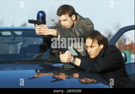 Johannes Brandrup & Erdogan Atalay Film: Autobahn Cop; Alarm für Cobra 11 - die Autobahnpolizei (TV-Serie) Charaktere: Frank Stolte, Semir Gerkhan De 1996-, / 1. Staffel , Season 1 12 March 1996 **WARNUNG** Dieses Foto ist nur für den redaktionellen Gebrauch bestimmt und unterliegt dem Copyright von RTL und/oder des Fotografen, der von der Film- oder Produktionsfirma beauftragt wurde, und kann nur von Publikationen im Zusammenhang mit der Bewerbung des oben genannten Films reproduziert werden. Eine obligatorische Gutschrift an RTL ist erforderlich. Der Fotograf sollte auch bei Bekanntwerden des Fotos gutgeschrieben werden. Ohne schriftliche Genehmigung von t kann keine kommerzielle Nutzung gewährt werden Stockfoto