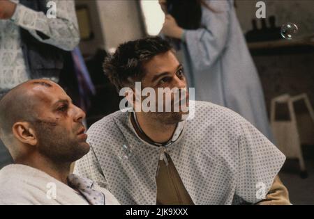 Bruce Willis & Brad Pitt Film Twelve Monkeys; 12 Monkeys (USA 1995) Charaktere: James Cole, Jeffrey Goines Regie: Terry Gilliam 27. Dezember 1995 **WARNUNG** dieses Foto ist nur für redaktionelle Zwecke bestimmt und unterliegt dem Urheberrecht von UNIVERSAL und/oder dem Fotografen, der von der Film or Production Company zugewiesen wurde. Eine obligatorische Gutschrift für UNIVERSAL ist erforderlich. Der Fotograf sollte ebenfalls angerechnet werden, wenn er bekannt ist. Ohne schriftliche Genehmigung der Film Company kann keine kommerzielle Nutzung gewährt werden. Stockfoto