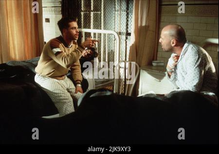 Brad Pitt & Bruce Willis Film Twelve Monkeys; 12 Monkeys (USA 1995) Charaktere: Jeffrey Goines, James Cole Regie: Terry Gilliam 27. Dezember 1995 **WARNUNG** dieses Foto ist nur für redaktionelle Zwecke bestimmt und unterliegt dem Urheberrecht von UNIVERSAL und/oder dem Fotografen, der von der Film or Production Company zugewiesen wurde. Es kann nur durch Veröffentlichungen in Verbindung mit der Werbung für den oben genannten Film reproduziert werden. Eine obligatorische Gutschrift für UNIVERSAL ist erforderlich. Der Fotograf sollte ebenfalls angerechnet werden, wenn er bekannt ist. Ohne schriftliche Genehmigung der Film Company kann keine kommerzielle Nutzung gewährt werden. Stockfoto