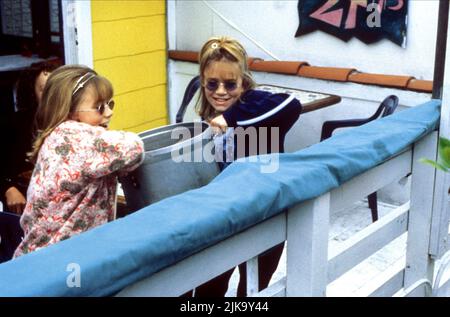 Mary-Kate Olsen & Ashley Olsen Film: Plakatwand Vater (1998) Charaktere: Tess Tyler, Emily Tyler Regie: Alan Metter 10. November 1998 **WARNUNG** Dieses Foto ist nur für den redaktionellen Gebrauch bestimmt und unterliegt dem Copyright von WARNER BROS. BILDER und/oder der Fotograf, die von der Film- oder Produktionsfirma beauftragt wurden und nur durch Publikationen im Zusammenhang mit der Bewerbung des oben genannten Films reproduziert werden dürfen. Eine obligatorische Gutschrift an WARNER BROS. BILDER sind erforderlich. Der Fotograf sollte auch bei Bekanntwerden des Fotos gutgeschrieben werden. Ohne schriftliche Genehmigung der Film Company kann keine kommerzielle Nutzung gewährt werden. Stockfoto