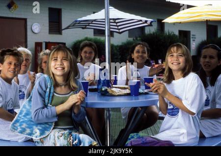 Mary-Kate Olsen & Ashley Olsen Film: Plakatwand Vater (1998) Charaktere: Tess Tyler, Emily Tyler Regie: Alan Metter 10. November 1998 **WARNUNG** Dieses Foto ist nur für den redaktionellen Gebrauch bestimmt und unterliegt dem Copyright von WARNER BROS. BILDER und/oder der Fotograf, die von der Film- oder Produktionsfirma beauftragt wurden und nur durch Publikationen im Zusammenhang mit der Bewerbung des oben genannten Films reproduziert werden dürfen. Eine obligatorische Gutschrift an WARNER BROS. BILDER sind erforderlich. Der Fotograf sollte auch bei Bekanntwerden des Fotos gutgeschrieben werden. Ohne schriftliche Genehmigung der Film Company kann keine kommerzielle Nutzung gewährt werden. Stockfoto