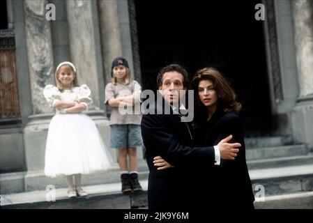 Mary-Kate Olsen, Ashley Olsen, Steve Guttenberg & Kirstie Alley Film: IT takes two (USA 1995) characters: Amanda Lemmon, Alyssa Callaway, Roger Callaway, Diane Barrows Regie: Andy Tennant 17. November 1995 **WARNUNG** Dieses Foto ist nur für redaktionelle Zwecke bestimmt und unterliegt dem Copyright von WARNER BROS. Und/oder des Fotografen, der von der Film- oder Produktionsfirma beauftragt wurde und nur durch Publikationen im Zusammenhang mit der Bewerbung des oben genannten Films reproduziert werden kann. Eine obligatorische Gutschrift an WARNER BROS. Ist erforderlich. Der Fotograf sollte auch bei Bekanntwerden des Fotos gutgeschrieben werden. Es kann keine kommerzielle Nutzung gewährt werden Stockfoto