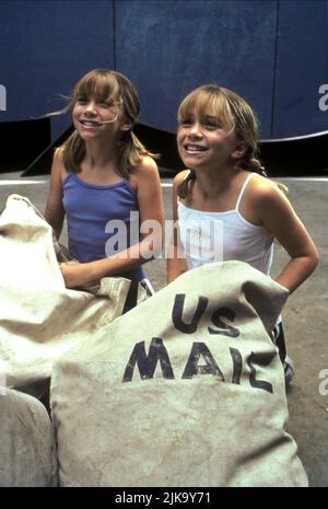 Mary-Kate Olsen & Ashley Olsen Film: Plakatwand Vater (1998) Charaktere: Tess Tyler, Emily Tyler Regie: Alan Metter 10. November 1998 **WARNUNG** Dieses Foto ist nur für den redaktionellen Gebrauch bestimmt und unterliegt dem Copyright von WARNER BROS. BILDER und/oder der Fotograf, die von der Film- oder Produktionsfirma beauftragt wurden und nur durch Publikationen im Zusammenhang mit der Bewerbung des oben genannten Films reproduziert werden dürfen. Eine obligatorische Gutschrift an WARNER BROS. BILDER sind erforderlich. Der Fotograf sollte auch bei Bekanntwerden des Fotos gutgeschrieben werden. Ohne schriftliche Genehmigung der Film Company kann keine kommerzielle Nutzung gewährt werden. Stockfoto