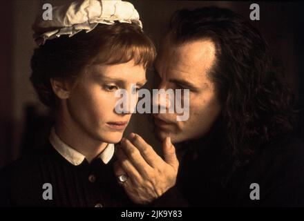 Julia Roberts & John Malkovich Film: Mary Reilly (1996) Charaktere: Mary Reilly, Dr. Henry Jekyll Regie: Stephen Frears 23 February 1996 **WARNUNG** Dieses Foto ist nur für redaktionelle Zwecke bestimmt und unterliegt dem Copyright von TRISTAR und/oder dem Fotografen, der von der Film- oder Produktionsfirma beauftragt wurde, und kann nur von Publikationen im Zusammenhang mit der Bewerbung des oben genannten Films reproduziert werden. Eine obligatorische Gutschrift an TRISTAR ist erforderlich. Der Fotograf sollte auch bei Bekanntwerden des Fotos gutgeschrieben werden. Ohne schriftliche Genehmigung der Film Company kann keine kommerzielle Nutzung gewährt werden. Stockfoto