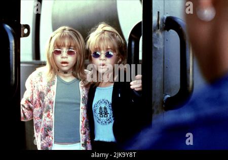 Mary-Kate Olsen & Ashley Olsen Film: Plakatwand Vater (1998) Charaktere: Tess Tyler, Emily Tyler Regie: Alan Metter 10. November 1998 **WARNUNG** Dieses Foto ist nur für den redaktionellen Gebrauch bestimmt und unterliegt dem Copyright von WARNER BROS. BILDER und/oder der Fotograf, die von der Film- oder Produktionsfirma beauftragt wurden und nur durch Publikationen im Zusammenhang mit der Bewerbung des oben genannten Films reproduziert werden dürfen. Eine obligatorische Gutschrift an WARNER BROS. BILDER sind erforderlich. Der Fotograf sollte auch bei Bekanntwerden des Fotos gutgeschrieben werden. Ohne schriftliche Genehmigung der Film Company kann keine kommerzielle Nutzung gewährt werden. Stockfoto