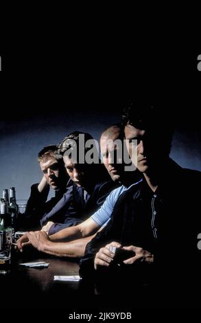 Jason Flemyng, Dexter Fletcher, Jason Statham & Nick Moran Film: Lock, Stock and Two Smoking Barrels (UK 1998) Charaktere: Tom, Soap, Bacon, Eddie Regie: Guy Ritchie 28. August 1998 **WARNUNG** Dieses Foto ist nur für redaktionelle Verwendung bestimmt und unterliegt dem Copyright von HANDGEFERTIGTEN FILMEN und/oder dem Fotografen, der von der Film- oder Produktionsfirma beauftragt wurde.Es kann nur von Publikationen im Zusammenhang mit der Bewerbung des oben genannten Films reproduziert werden. Eine obligatorische Gutschrift für HANDGEFERTIGTE FILME ist erforderlich. Der Fotograf sollte auch bei Bekanntwerden des Fotos gutgeschrieben werden. Ohne schriftliche Genehmigung kann keine kommerzielle Nutzung gewährt werden Stockfoto