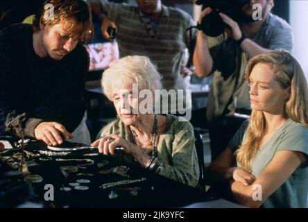 Bill Paxton, Gloria Stuart & Suzy Amis Film: Titanic (USA 1997) Charaktere: Brock Lovett, Old Rose, Lizzy Calvert Regie: James Cameron 01 November 1997 **WARNUNG** Dieses Foto ist nur für redaktionelle Verwendung bestimmt und unterliegt dem Copyright von 20. CENTURY FOX und/oder des Fotografen, die von der Film- oder Produktionsfirma beauftragt wurden.Es kann nur von Publikationen im Zusammenhang mit der Bewerbung des oben genannten Films reproduziert werden. Eine obligatorische Gutschrift an 20. CENTURY FOX ist erforderlich. Der Fotograf sollte auch bei Bekanntwerden des Fotos gutgeschrieben werden. Ohne schriftliche Genehmigung der Film Compan kann keine kommerzielle Nutzung gewährt werden Stockfoto
