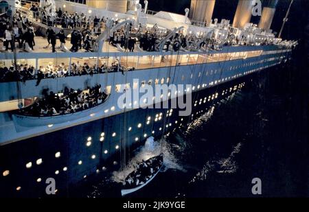 Abandon Ship Scene Film: Titanic (USA 1997) Regie: James Cameron 01 November 1997 **WARNUNG** Dieses Foto ist nur für redaktionelle Verwendung bestimmt und unterliegt dem Copyright von 20. CENTURY FOX und/oder des Fotografen, die von der Film- oder Produktionsfirma beauftragt wurden.Es kann nur von Publikationen im Zusammenhang mit der Bewerbung des oben genannten Films reproduziert werden. Eine obligatorische Gutschrift an 20. CENTURY FOX ist erforderlich. Der Fotograf sollte auch bei Bekanntwerden des Fotos gutgeschrieben werden. Ohne schriftliche Genehmigung der Film Company kann keine kommerzielle Nutzung gewährt werden. Stockfoto