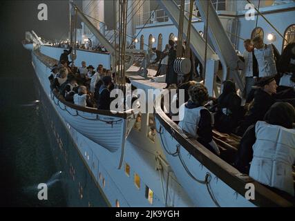 Abandon Ship Scene Film: Titanic (USA 1997) Regie: James Cameron 01 November 1997 **WARNUNG** Dieses Foto ist nur für redaktionelle Verwendung bestimmt und unterliegt dem Copyright von 20. CENTURY FOX und/oder des Fotografen, die von der Film- oder Produktionsfirma beauftragt wurden.Es kann nur von Publikationen im Zusammenhang mit der Bewerbung des oben genannten Films reproduziert werden. Eine obligatorische Gutschrift an 20. CENTURY FOX ist erforderlich. Der Fotograf sollte auch bei Bekanntwerden des Fotos gutgeschrieben werden. Ohne schriftliche Genehmigung der Film Company kann keine kommerzielle Nutzung gewährt werden. Stockfoto