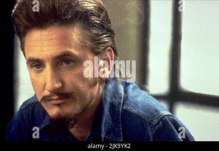 Sean Penn Film Dead man Walking (USA/UK 1995) Charaktere: Matthew Poncelet Regie: Tim Robbins 29. Dezember 1995 **WARNUNG** dieses Foto ist nur für redaktionelle Zwecke bestimmt und unterliegt dem Urheberrecht des ARBEITSTITELS und/oder des von der Film or Production Company beauftragten Fotografen und darf nur durch Veröffentlichungen in Verbindung mit der Promotion des obigen Films reproduziert werden. Es ist eine obligatorische Gutschrift für die ARBEITSTITEL erforderlich. Der Fotograf sollte ebenfalls angerechnet werden, wenn er bekannt ist. Ohne schriftliche Genehmigung der Film Company kann keine kommerzielle Nutzung gewährt werden. Stockfoto